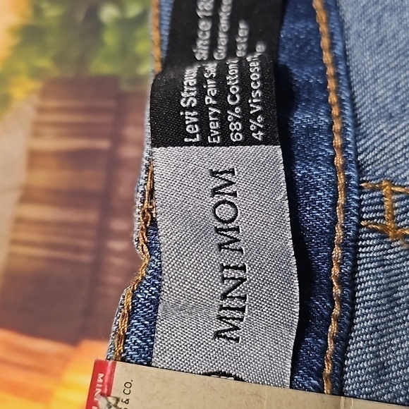 Levi's Silvertab Mini Mom Jeans Distressed Size 16 NWT - Picture 4 of 6
